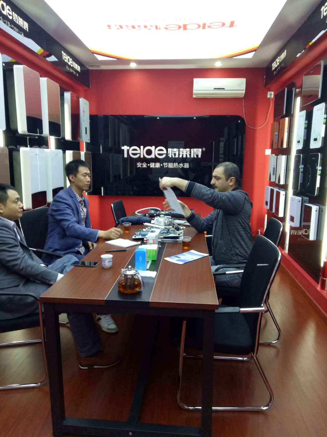 烈歡迎俄羅斯客戶(hù)蒞臨我司，恭賀成功簽約！